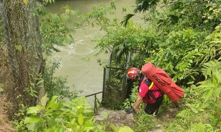 Caudal del río Lita arrastró a dos personas