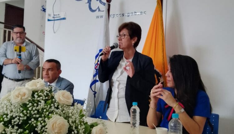 Gina Aguilar, presidenta del CPCCS recibió en Portoviejo al colectivo Ecuador Sin Minería Ilegal