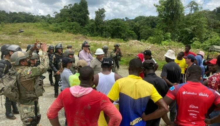 Norte de Esmeraldas: pobladores dificultan el ingreso a la zona en operativos contra la minería ilegal