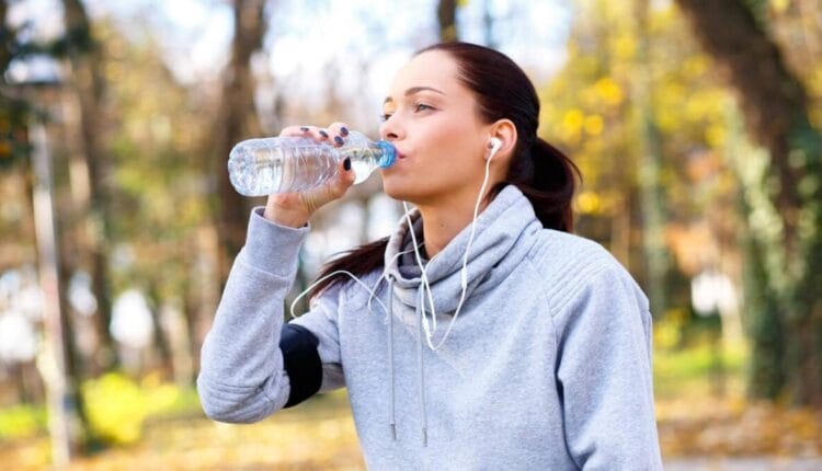 Revelación Alarmante: Botellas de Plástico Contienen Miles de Nanopartículas que Pueden Infiltrarse en las Células