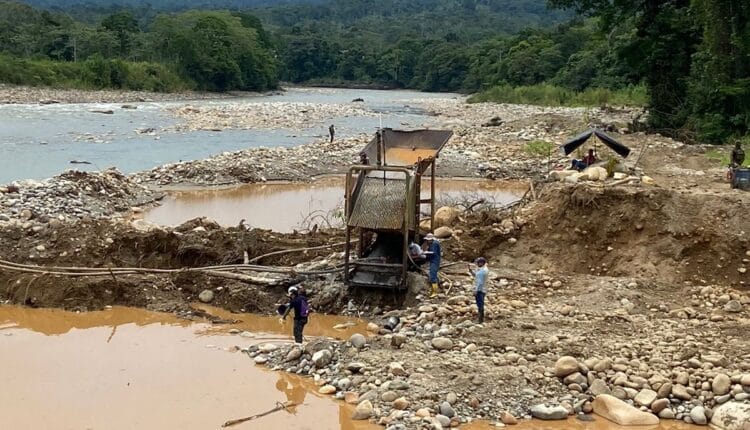 Viceministro de Minas lidera operativo contra la minería ilegal
