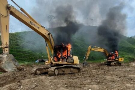 Gobierno Colombiano reglamenta destrucción de maquinaria amarilla utilizada en minería ilegal
