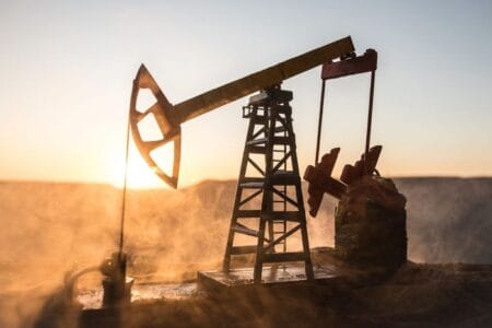 La OPEP+ mantiene su plan de aumentar la producción de petróleo a partir de abril de 2025
