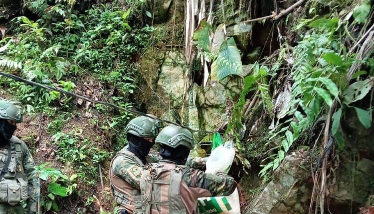 Fuerzas Armadas intervienen bocaminas y maquinaria en Camilo Ponce Enríquez