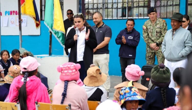Vicepresidenta María José Pinto verifica los servicios para niños y niñas, en Otavalo