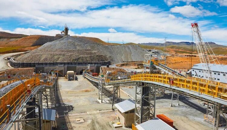 Perú: A pesar de renuncia presidencial, Minería no se detiene