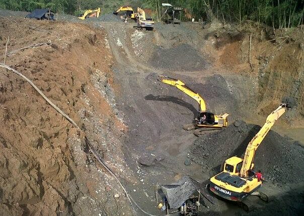 Petro entrega Maquinaria de mineros ilegales a Cooperativas