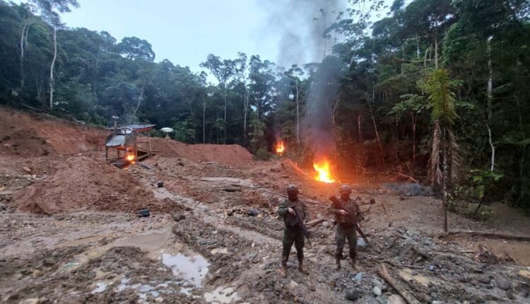 Intervención militar en Napo inhabilita maquinaria empleada para minería ilegal