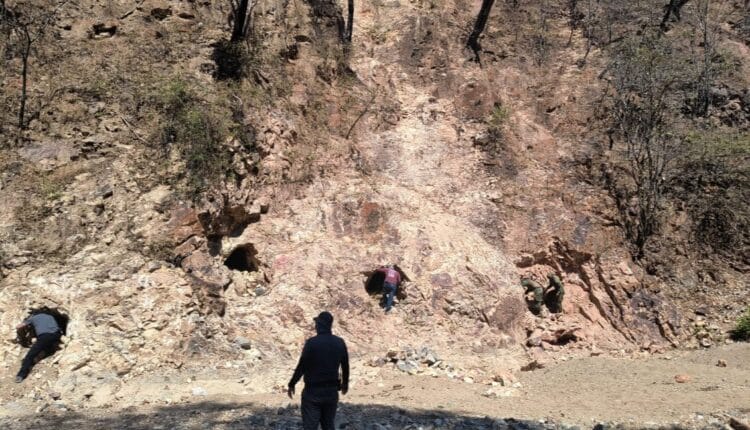 Ejército desactiva minería ilegal y destruye 11 bocaminas en Sabanilla, Loja