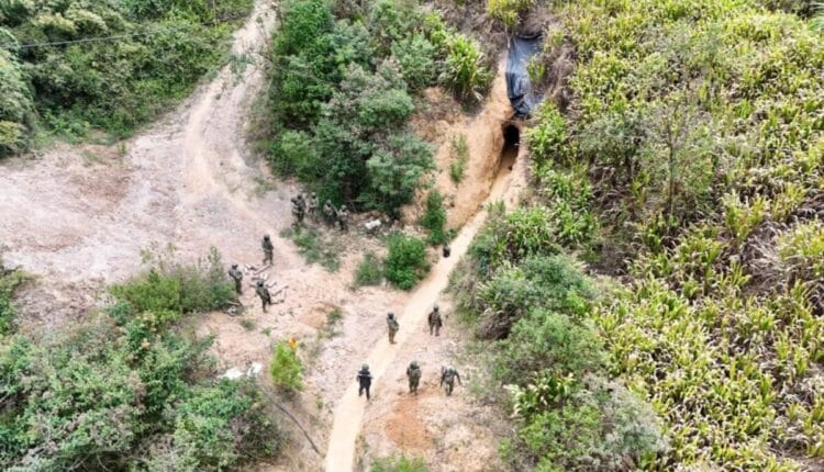 Ejército Ecuatoriano destruye bocaminas ilegales en San Gerardo, Azuay