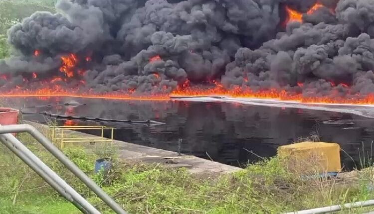 Refinería de combustible en llamas