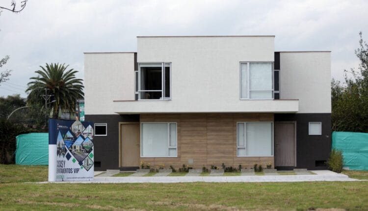 El presidente Daniel Noboa impulsa beneficio tributario para empresas que construyan viviendas sociales