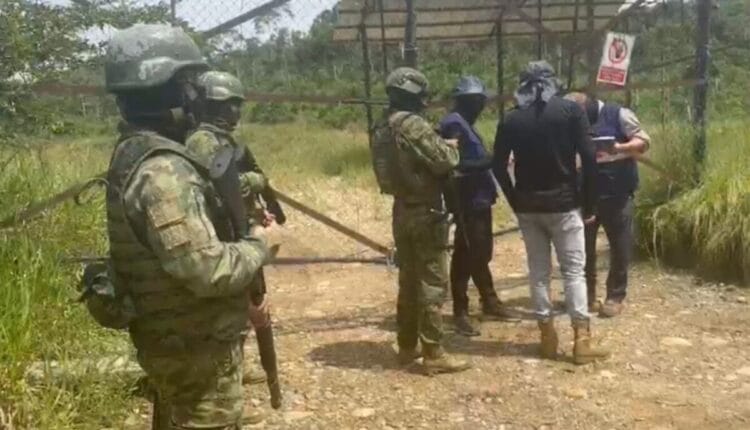 Militares y autoridades clausuran 10 concesiones mineras en Tena, Napo