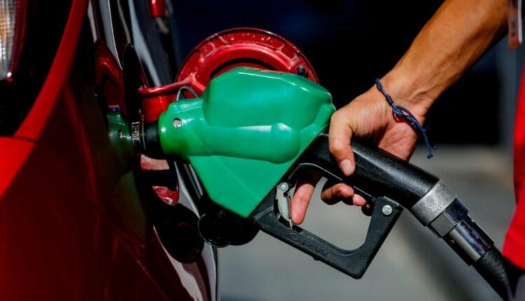 Combustibles suben y presionan la economía en Ecuador