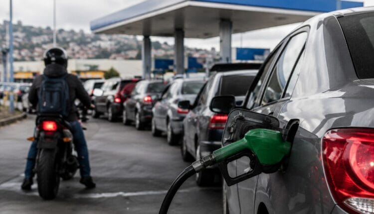 Distribuidores de combustibles rechazan acusaciones de acaparamiento en medio de crisis de abastecimiento en Ecuador