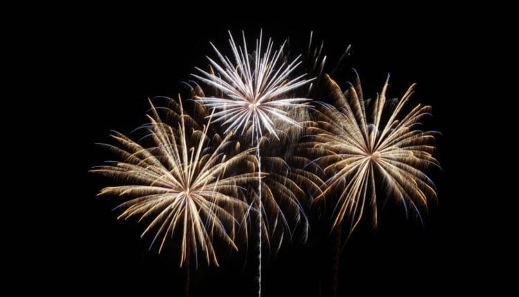 Quito restringe fuegos artificiales ruidosos y apunta a una pirotecnia menos contaminante