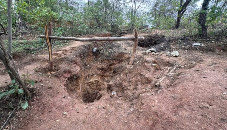Fuerzas Armadas clausuran 50 accesos a minas ilegales en Loja y decomisan una tonelada de material mineralizado