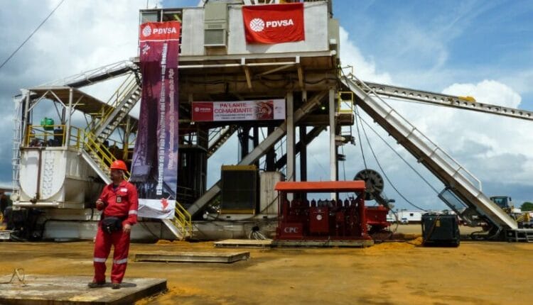 Venezuela abre su industria petrolera y reduce el control de PDVSA