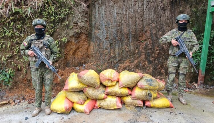 Decomisan 14 bultos de material aurífero en operación militar en Carchi