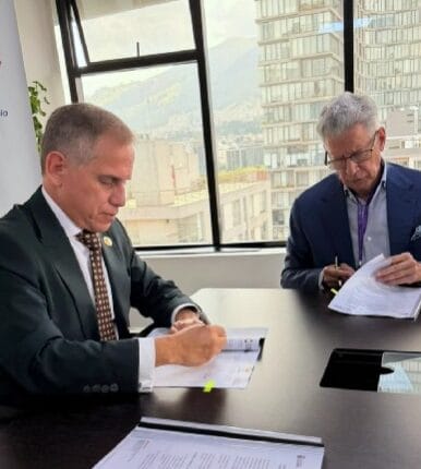 Ministro de Energía y Ambiente, Juan Carlos Blum y Roberto Aspiazu Presidente de CEDE firman acuerdo