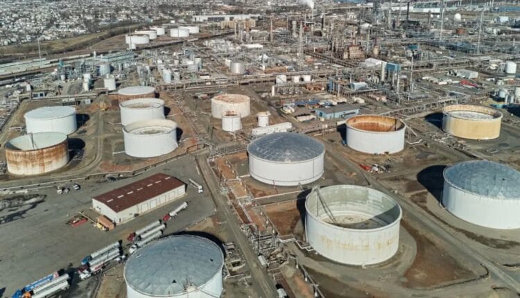 G7 libera reservas de petróleo mientras el Brent resiste sobre los USD 102